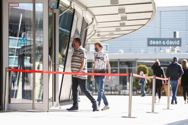 25.04.2020, xtgx, Folgen des Corona Virus in Wolfsburg, Kunden mit Masken im Designer Outlet Wolfsburg (DOW, Outlet Center). In Wolfsburg gilt eine Pflicht, in allen Geschaeften und in Bussen eine Maske zu tragen, die Mund und Nase bedeckt. Symbolfoto Mundschutzpflicht, Mundschutz, Maske, Maskenpflicht, Einkaufen, Konsum, Wirtschaft, Shopping. Wolfsburg