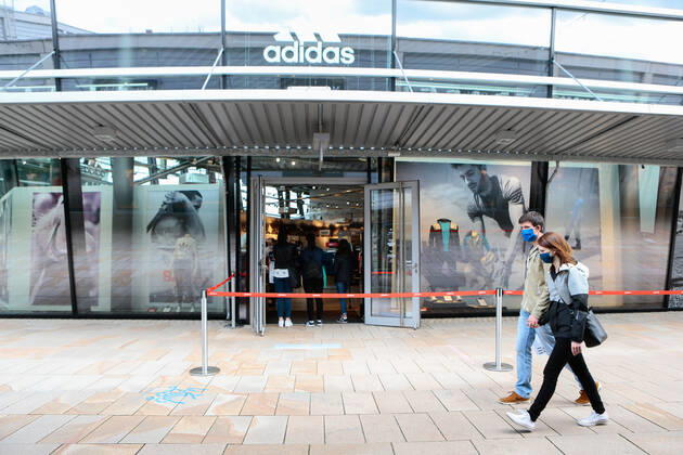 25.04.2020, xtgx, Folgen des Corona Virus in Wolfsburg, Kunden mit Masken im Designer Outlet Wolfsburg (DOW, Outlet Center). In Wolfsburg gilt eine Pflicht, in allen Geschaeften und in Bussen eine Maske zu tragen, die Mund und Nase bedeckt. Wolfsburg