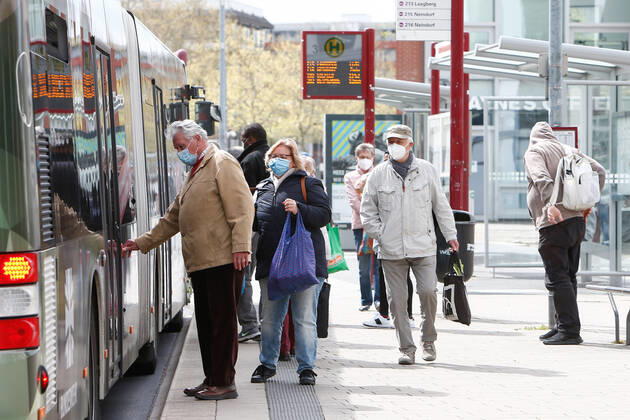 25.04.2020, xtgx, Folgen des Corona Virus in Wolfsburg, Fahrgaeste steigen mit Masken in einen Bus ein. In Wolfsburg gilt eine Pflicht, in allen Geschaeften und in Bussen eine Maske zu tragen, die Mund und Nase bedeckt. Wolfsburg