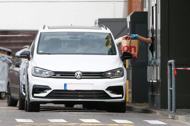 25.04.2020, xtgx, Folgen des Corona Virus in Wolfsburg, Ausserhausverkauf bei McDonalds. Wie alle anderen Restaurants und Gaststaetten duerfen auch McDonalds und Burger King ihre Speisen nur zum Mitnehmen ausser Haus verkaufen. Hier werden Speisen am Drive In abgeholt. Wolfsburg