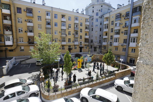 ROSTOV-ON-DON, RUSSIA - APRIL 25, 2020: Singers of the Song and Dance Ensemble of the Russian Army Southern Military District (C) perform outside a block of flats to cheer up people who have to stay at home due to lockdown measures amid the pandemic of the novel coronavirus disease (COVID-19). The open-air concert is part of a series of concerts, which the military musicians plan to perform in various residential areas of the city ahead of the forthcoming 75th anniversary of Soviet Victory in the Great Patriotic War (part of WWII). Rostov-on-Don has been on lockdown since 31 March 2020. Valery Matytsin TASS  TS0D70AC