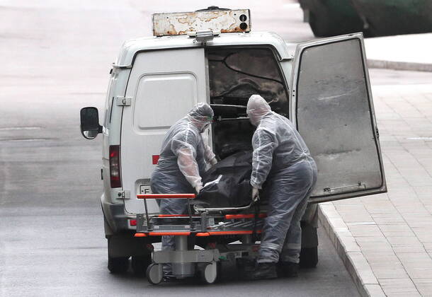 MOSCOW, RUSSIA â€“ APRIL 25, 2020: Medical staff workers in protective gear load the body of a deceased patient into a vehicle at the Novomoskovsky multipurpose medical centre for patients with suspected COVID-19 coronavirus infection, in Kommunarka, Novomoskovsky Administrative District of Moscow. As of 25 April 2020, Russia has reported more than 68,700 confirmed cases of the novel coronavirus, with more than 36,800 confirmed cases in Moscow. Gavriil Grigorov TASS  TS0D70EC