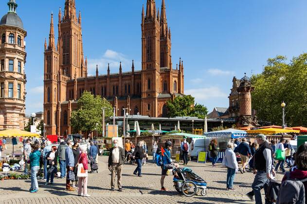 Wiesbaden, Wochenmarkt, 25.04.2020, Einkaufen auf dem Wiesbadener Wochenmarkt in Zeiten der Corona-Krise am Dernschen Gelände. Wiesbaden Wochenmarkt Hessen Deutschland