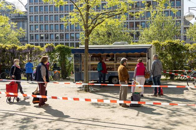 Wiesbaden, Wochenmarkt, 25.04.2020, Einkaufen auf dem Wiesbadener Wochenmarkt in Zeiten der Corona-Krise am Dernschen Gelände. Absperrbänder zeigen den Kunden den Weg Wiesbaden Wochenmarkt Hessen Deutschland