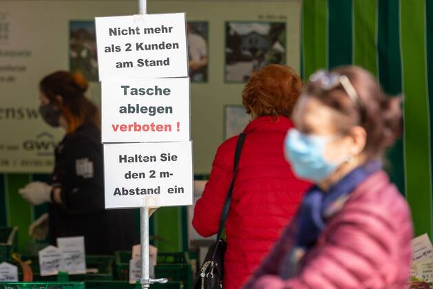 Wiesbaden, Wochenmarkt, 25.04.2020, Einkaufen auf dem Wiesbadener Wochenmarkt in Zeiten der Corona-Krise am Dernschen Gelände. Hinweisschilder am Verkaufsstand Wiesbaden Wochenmarkt Hessen Deutschland