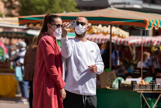 Wiesbaden, Wochenmarkt, 25.04.2020, Einkaufen auf dem Wiesbadener Wochenmarkt in Zeiten der Corona-Krise am Dernschen Gelände. Zwei Personen mit Mundschutz machen ein Selfie Wiesbaden Wochenmarkt Hessen Deutschland