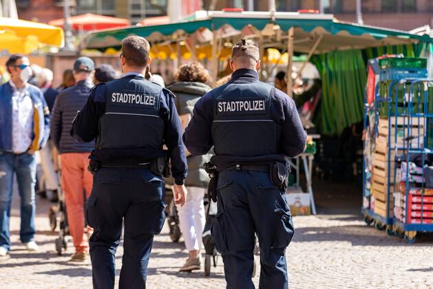 Wiesbaden, Wochenmarkt, 25.04.2020, Einkaufen auf dem Wiesbadener Wochenmarkt in Zeiten der Corona-Krise am Dernschen Gelände. Die Stadtpolizei kontrolliert den Wochenmarkt Wiesbaden Wochenmarkt Hessen Deutschland