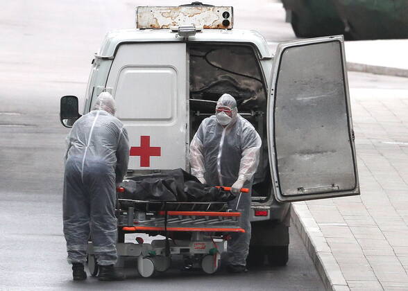 MOSCOW, RUSSIA â€“ APRIL 25, 2020: Medical staff worker in protective gear roll a stretcher with the body of a deceased patient at the Novomoskovsky multipurpose medical centre for patients with suspected COVID-19 coronavirus infection, in Kommunarka, Novomoskovsky Administrative District of Moscow. As of 25 April 2020, Russia has reported more than 68,700 confirmed cases of the novel coronavirus, with more than 36,800 confirmed cases in Moscow. Gavriil Grigorov TASS  TS0D70F9