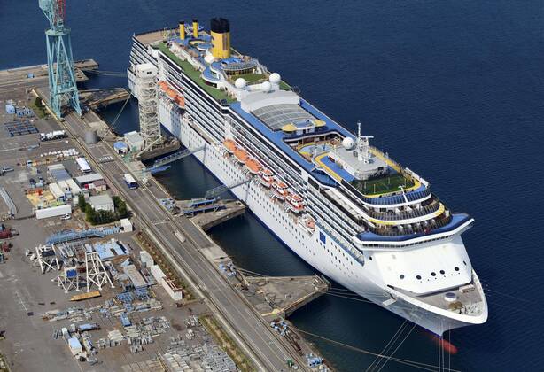Bilder des Jahres 2020, News 04 April News Themen der Woche KW17 News Bilder des Tages New coronavirus Photo taken from a Kyodo News helicopter shows the Costa Atlantica cruise ship anchored in the southwestern Japan city of Nagasaki on April 25, 2020. The Nagasaki prefectural government said the same day that 148 of 623 crew members have so far tested positive for the new coronavirus. 