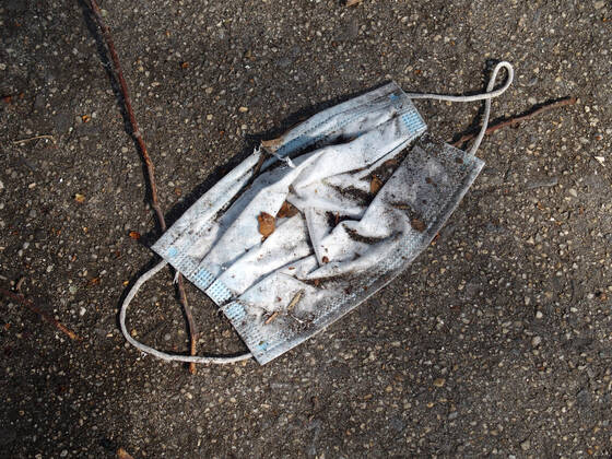 News Bilder des Tages April 25, 2020, New York, New York, USA: Covid19 Pandemic New York City people discard gloves and masks, walk around Manhattan without masks, disregard social distancing New York USA - ZUMAct2_ 20200425_zaf_ct2_057 Copyright: xBrucexCotlerx