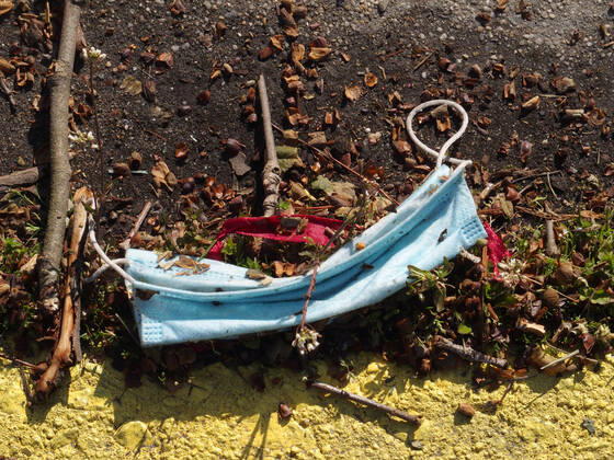 April 25, 2020, New York, New York, USA: Covid19 Pandemic New York City people discard gloves and masks, walk around Manhattan without masks, disregard social distancing New York USA - ZUMAct2_ 20200425_zaf_ct2_061 Copyright: xBrucexCotlerx