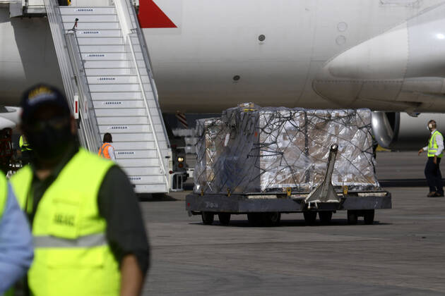 Santiago, April 25, 2020 The President of the Republic Sebastian Pinera, receives the arrival of 72 new mechanical fans, from Amsterdam in the New Pudahuel Airport Javier Salvo Aton Chile, Santiago Chile Aton 414351  Copyright: JAVIERxSALVO ATONCHILE