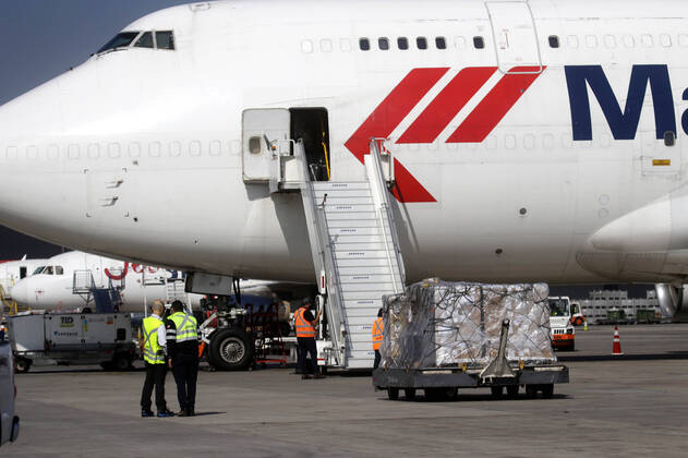 Santiago, April 25, 2020 The President of the Republic Sebastian Pinera, receives the arrival of 72 new mechanical fans, from Amsterdam in the New Pudahuel Airport Javier Salvo Aton Chile, Santiago Chile Aton 414355  Copyright: JAVIERxSALVO ATONCHILE
