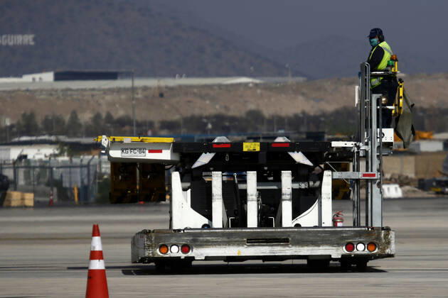 Santiago, April 25, 2020 The President of the Republic Sebastian Pinera, receives the arrival of 72 new mechanical fans, from Amsterdam in the New Pudahuel Airport Javier Salvo Aton Chile, Santiago Chile Aton 414356  Copyright: JAVIERxSALVO ATONCHILE