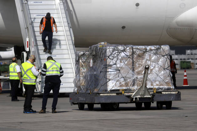 Santiago, April 25, 2020 The President of the Republic Sebastian Pinera, receives the arrival of 72 new mechanical fans, from Amsterdam in the New Pudahuel Airport Javier Salvo Aton Chile, Santiago Chile Aton 414357  Copyright: JAVIERxSALVO ATONCHILE