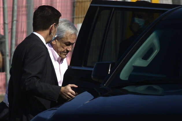 Santiago, April 25, 2020 The President of the Republic Sebastian Pinera, receives the arrival of 72 new mechanical fans, from Amsterdam in the New Pudahuel Airport Javier Salvo Aton Chile, Santiago Chile Aton 414358  Copyright: JAVIERxSALVO ATONCHILE