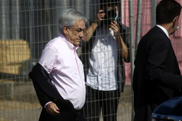 Santiago, April 25, 2020 The President of the Republic Sebastian Pinera, receives the arrival of 72 new mechanical fans, from Amsterdam in the New Pudahuel Airport Javier Salvo Aton Chile, Santiago Chile Aton 414359  Copyright: JAVIERxSALVO ATONCHILE