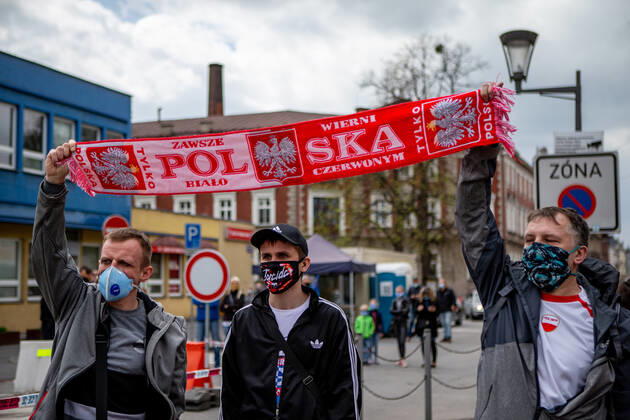 News Bilder des Tages Residents of the areas along the Czech-Polish border met in the adjacent towns of Cesky Tesin and Cieszyn, situated each on the other side of the border, to protest against the border closure over covid-19 that has divided many families and barred many from commuting to work, on April 25, 2020, in Cesky Tesin, Czech Republic. (CTKxPhoto VladimirxPrycek) CTKPhotoP202004250215801 PRY 0012