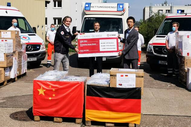 (200425) -- BERLIN, April 25, 2020 (Xinhua) -- Photo taken with a mobile phone on April 24, 2020 shows a handover ceremony of medical equipment donated by China Railway Rolling Stock Corporation (CRRC) Zhuzhou Locomotive Co. Ltd. in Berlin, Germany. China Railway Rolling Stock Corporation (CRRC), the world s largest rolling stock manufacturer by production volume, donated a shipment of medical equipment to Germany via the German Red Cross on Friday to help the country fight the coronavirus. Responding to the call from the German government and the Chinese Embassy in Germany, and in accordance with an arrangement between CRRC and CRRC Zhuzhou Locomotive Co. Ltd. (CRRC ZELC), the company donated 1,000 protective suits, 20,000 FFP2 masks and 80,000 surgical masks. (CRRC ZELC Handout via Xinhua) GERMANY-BERLIN-CRRC-MEDICAL EQUIPMENT-DONATION