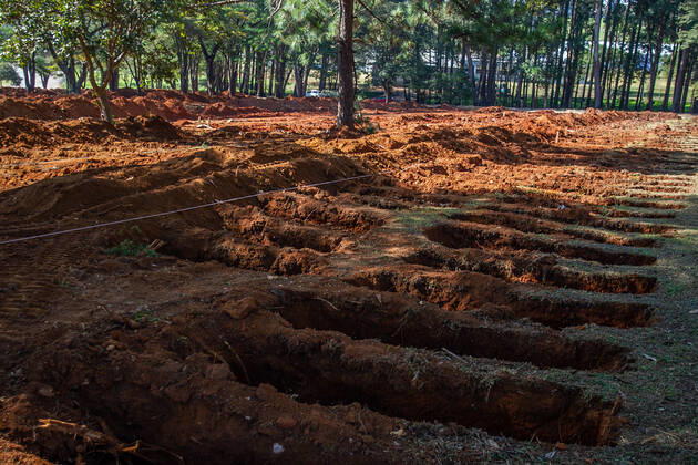 SÃO PAULO, SP - 25.04.2020: COVAS CONTINUAM SENDO ABERTAS EM SÃO PAULO - Due to the increase in cases of COVID-19, this Saturday (25) Machines continue to open new graves at the Vila Formosa Cemetery on the east side of São Paulo. x1907055x  AntonioxMolina