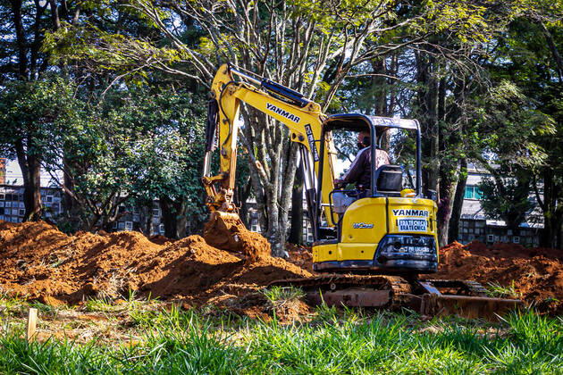 SÃO PAULO, SP - 25.04.2020: COVAS CONTINUAM SENDO ABERTAS EM SÃO PAULO - Due to the increase in cases of COVID-19, this Saturday (25) Machines continue to open new graves at the Vila Formosa Cemetery on the east side of São Paulo. x1907057x  AntonioxMolina