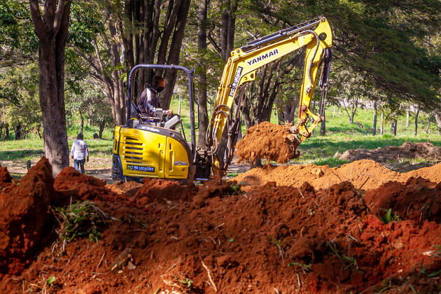 SÃO PAULO, SP - 25.04.2020: COVAS CONTINUAM SENDO ABERTAS EM SÃO PAULO - Due to the increase in cases of COVID-19, this Saturday (25) Machines continue to open new graves at the Vila Formosa Cemetery on the east side of São Paulo. x1907063x  AntonioxMolina