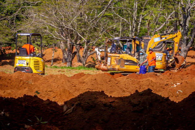 SÃO PAULO, SP - 25.04.2020: COVAS CONTINUAM SENDO ABERTAS EM SÃO PAULO - Due to the increase in cases of COVID-19, this Saturday (25) Machines continue to open new graves at the Vila Formosa Cemetery on the east side of São Paulo. x1907067x  AntonioxMolina