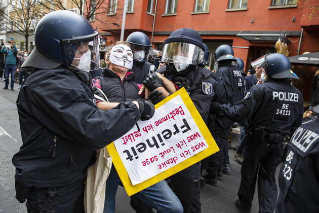 Bilder des Jahres 2020, News 04 April News Themen der Woche KW17 News Bilder des Tages Polizei verhaftet Demonstranten bei der 4. Hygienedemonstration am Rosa-Luxembourg-Platz in Berlin am 25. April 2020. Menschen aus verschiedenen Milieus, von Links bis zu Verschwoerungtheoretiker und Rechte nahmen an der Demonstration teil. Coronavirus in Berlin