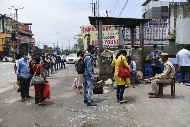 April 25, 2020, Guwahati, Assam, India: People arrived at Adabari bus stop to catch a bus, state authorities eased restrictions on inter-district travel for three days, during the nationwide lockdown to curb the spread of coronavirus, in Guwahati. Guwahati India - ZUMAt232 20200425_zip_t232_013 Copyright: xDavidxTalukdarx