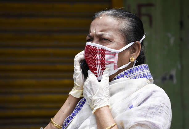 April 25, 2020, Guwahati, Assam, India: A woman arrived at Adabari bus stop to catch a bus, state authorities eased restrictions on inter-district travel for three days, during the nationwide lockdown to curb the spread of coronavirus, in Guwahati. Guwahati India - ZUMAt232 20200425_zip_t232_022 Copyright: xDavidxTalukdarx