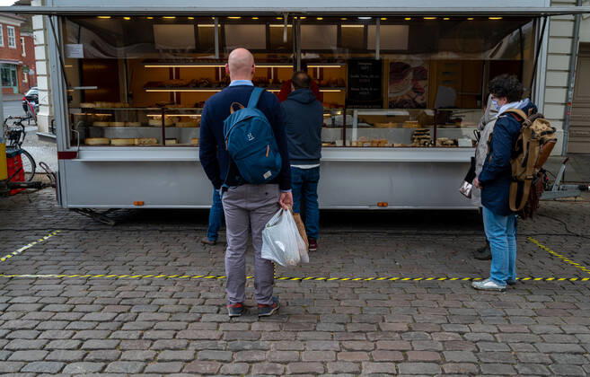 Potsdam Landeshauptstadt Brandenburg 25.04.2020 MARKTTAG auf dem MARKT am NAUENER TOR Als PRÄVENTIVMASSNAHME zur Eindämmung von INFEKTIONEN durch das CORONAVIRUS ( COVID -19 ) ...für alle Personen - soweit möglich - ein Mindestabstand von 1,5 Meter copyright camera4 Eberhard Thonfeld 200425Potsdam