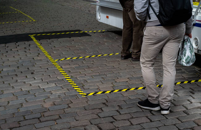Potsdam Landeshauptstadt Brandenburg 25.04.2020 MARKTTAG auf dem MARKT am NAUENER TOR Als PRÄVENTIVMASSNAHME zur Eindämmung von INFEKTIONEN durch das CORONAVIRUS ( COVID -19 ) ...für alle Personen - soweit möglich - ein Mindestabstand von 1,5 Meter copyright camera4 Eberhard Thonfeld 200425Potsdam