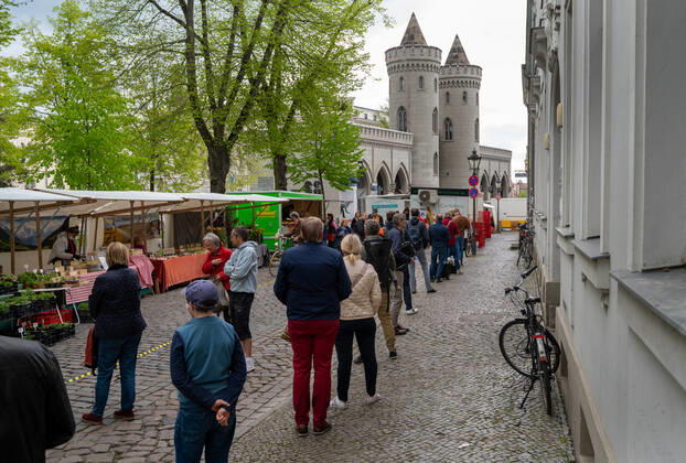 Potsdam Landeshauptstadt Brandenburg 25.04.2020 MARKTTAG auf dem MARKT am NAUENER TOR Als PRÄVENTIVMASSNAHME zur Eindämmung von INFEKTIONEN durch das CORONAVIRUS ( COVID -19 ) ...für alle Personen - soweit möglich - ein Mindestabstand von 1,5 Meter copyright camera4 Eberhard Thonfeld 200425Potsdam