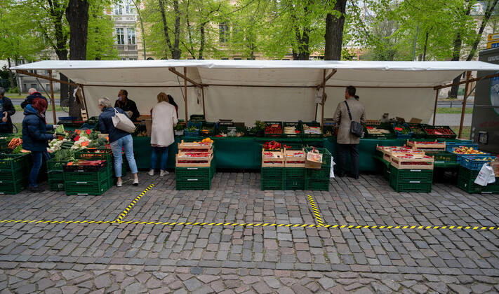 Potsdam Landeshauptstadt Brandenburg 25.04.2020 MARKTTAG auf dem MARKT am NAUENER TOR Als PRÄVENTIVMASSNAHME zur Eindämmung von INFEKTIONEN durch das CORONAVIRUS ( COVID -19 ) ...für alle Personen - soweit möglich - ein Mindestabstand von 1,5 Meter copyright camera4 Eberhard Thonfeld 200425Potsdam