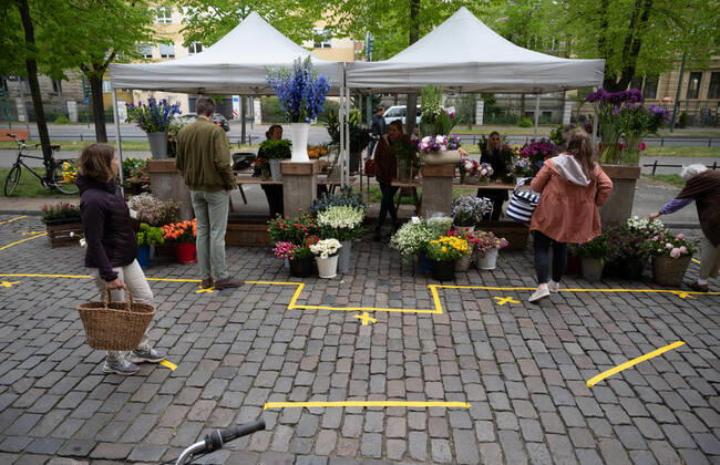 Potsdam Landeshauptstadt Brandenburg 25.04.2020 MARKTTAG auf dem MARKT am NAUENER TOR Als PRÄVENTIVMASSNAHME zur Eindämmung von INFEKTIONEN durch das CORONAVIRUS ( COVID -19 ) ...für alle Personen - soweit möglich - ein Mindestabstand von 1,5 Meter copyright camera4 Eberhard Thonfeld 200425Potsdam