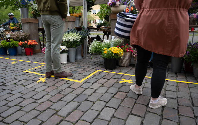 Potsdam Landeshauptstadt Brandenburg 25.04.2020 MARKTTAG auf dem MARKT am NAUENER TOR Als PRÄVENTIVMASSNAHME zur Eindämmung von INFEKTIONEN durch das CORONAVIRUS ( COVID -19 ) ...für alle Personen - soweit möglich - ein Mindestabstand von 1,5 Meter copyright camera4 Eberhard Thonfeld 200425Potsdam