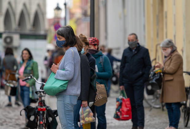 Potsdam Landeshauptstadt Brandenburg 25.04.2020 MARKTTAG auf dem MARKT am NAUENER TOR Als PRÄVENTIVMASSNAHME zur Eindämmung von INFEKTIONEN durch das CORONAVIRUS ( COVID -19 ) ...für alle Personen - soweit möglich - ein Mindestabstand von 1,5 Meter copyright camera4 Eberhard Thonfeld 200425Potsdam