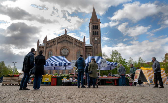 Potsdam Landeshauptstadt Brandenburg 25.04.2020 MARKTTAG auf dem BASSINPLATZ Holländisches Viertel Katholische Kirche Peter und Paul Als PRÄVENTIVMASSNAHME zur Eindämmung von INFEKTIONEN durch das CORONAVIRUS ( COVID -19 ) ...für alle Personen - soweit möglich - ein Mindestabstand von 1,5 Meter copyright camera4 Eberhard Thonfeld 200425Potsdam