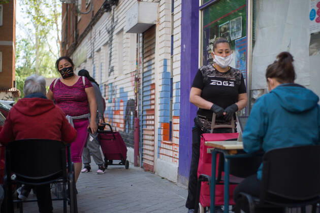 Spain: Food distribution due to Covid-19 crisis several people wait their turn to receive food. Madrid Madrid Spain Copyright: FerxCapdeponxArroyo