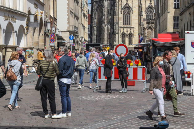 DEU, Deutschland, Nordrhein-Westfalen, Münster, 25.04.2020: Erster Shopping Samstag in der Corona Krise. Blick auf den Prinzipalmarkt, der auch als die Gute Stube das Stadt gilt.