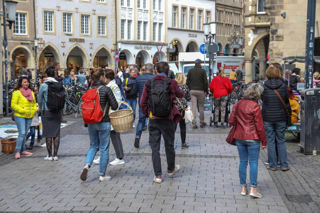 DEU, Deutschland, Nordrhein-Westfalen, Münster, 25.04.2020: Erster Shopping Samstag in der Corona Krise. Blick auf den Prinzipalmarkt, der auch als die Gute Stube das Stadt gilt.