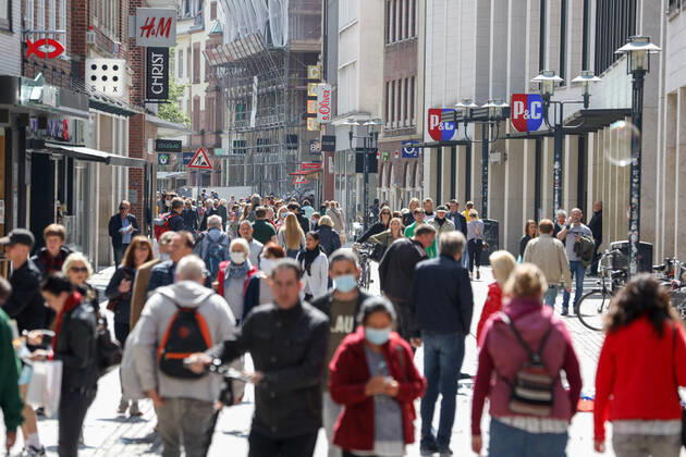 DEU, Deutschland, Nordrhein-Westfalen, Münster, 25.04.2020: Erster Shopping Samstag in der Corona Krise. Blick in die Ludgeristraße (Einkaufsstraße, Fußgängerzone)
