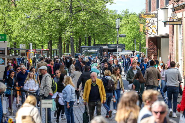 DEU, Deutschland, Nordrhein-Westfalen, Münster, 25.04.2020: Erster Shopping Samstag in der Corona Krise. Blick über den Prinzipalmarkt und den Michaelisplatz zum Domplatz