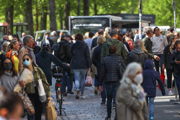DEU, Deutschland, Nordrhein-Westfalen, Münster, 25.04.2020: Erster Shopping Samstag in der Corona Krise. Blick über den Prinzipalmarkt und den Michaelisplatz zum Domplatz