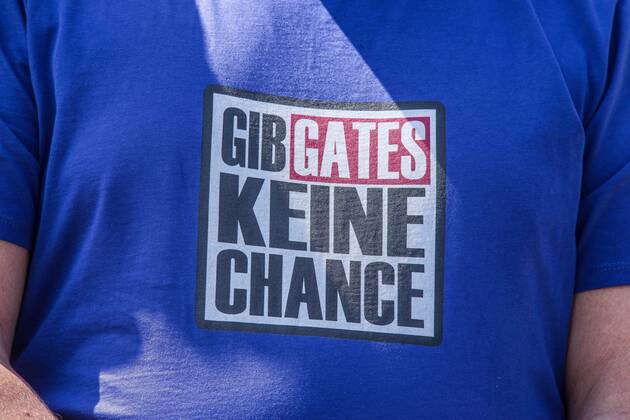 News Bilder des Tages April 25, 2020, Munich, Bavaria, Germany: Don t give Bill Gates a chance worn at a QAnon-like demo in Munich, Germany. Organized in Telegram chats by conspiratorial â€oeQuerfront†(cross-front) groups, the city of Munich, Germany saw numerous QAnon-like, â€oeCorona Parties†as under mottos such as â€oeDemonstration fuer die Erhaltung der Grundrechte†(Demonstration for the Upholding of Basic Rights) and â€oeFuer unsere Freiheit, unsere Grundrechte und unsere Selbstbestimmung†(Demonstration for our Freedom, Basic Rights, and Self-Determination). Numerous right-extremists, Verfassungsschutz-monitored figures, QAnon fans, and AfD politicians were in attendance. The groups are of the belief that the anti-Coronavirus measures are power-grabs. Querfront groups are often a mix of political outliers, - ZUMAb160 20200425_zbp_b160_002 Copyright: xSachellexBabbarx