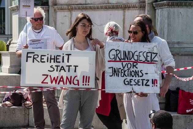News Bilder des Tages April 25, 2020, Munich, Bavaria, Germany: Organized in Telegram chats by conspiratorial â€oeQuerfront†(cross-front) groups, the city of Munich, Germany saw numerous QAnon-like, â€oeCorona Parties†as under mottos such as â€oeDemonstration fuer die Erhaltung der Grundrechte†(Demonstration for the Upholding of Basic Rights) and â€oeFuer unsere Freiheit, unsere Grundrechte und unsere Selbstbestimmung†(Demonstration for our Freedom, Basic Rights, and Self-Determination). Numerous right-extremists, Verfassungsschutz-monitored figures, QAnon fans, and AfD politicians were in attendance. The groups are of the belief that the anti-Coronavirus measures are power-grabs. Querfront groups are often a mix of political outliers, AfD members, right-extremists and neonazis, conspiracy theorists, Reichsbuerger ( - ZUMAb160 20200425_zbp_b160_006 Copyright: xSachellexBabbarx