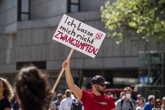April 25, 2020, Munich, Bavaria, Germany: An anti-vaxxer holds a sign opposing vaccines at a conspiracy demonstration in Munich, Germany. Organized in Telegram chats by conspiratorial â€oeQuerfront†(cross-front) groups, the city of Munich, Germany saw numerous anti-state â€oeCorona Parties†as under mottos such as â€oeDemonstration fuer die Erhaltung der Grundrechte†(Demonstration for the Upholding of Basic Rights) and â€oeFuer unsere Freiheit, unsere Grundrechte und unsere Selbstbestimmung†(Demonstration for our Freedom, Basic Rights, and Self-Determination). Numerous right-extremists, Verfassungsschutz-monitored figures, QAnon fans, and AfD politicians were in attendance. The groups are of the belief that the anti-Coronavirus measures are power-grabs. Querfront groups are often a mix of politic - ZUMAb160 20200425_zbp_b160_026 Copyright: xSachellexBabbarx