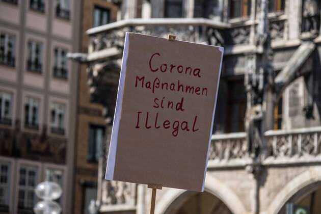 News Bilder des Tages April 25, 2020, Munich, Bavaria, Germany: Anti-Corona Measures are Illegal displayed during a QAnon-like demonstration in Munich, Germany. Organized in Telegram chats by conspiratorial â€oeQuerfront†(cross-front) groups, the city of Munich, Germany saw numerous anti-state â€oeCorona Parties†as under mottos such as â€oeDemonstration fuer die Erhaltung der Grundrechte†(Demonstration for the Upholding of Basic Rights) and â€oeFuer unsere Freiheit, unsere Grundrechte und unsere Selbstbestimmung†(Demonstration for our Freedom, Basic Rights, and Self-Determination). Numerous right-extremists, Verfassungsschutz-monitored figures, QAnon fans, and AfD politicians were in attendance. The groups are of the belief that the anti-Coronavirus measures are power-grabs. Querfront groups are often a mix of p - ZUMAb160 20200425_zbp_b160_028 Copyright: xSachellexBabbarx