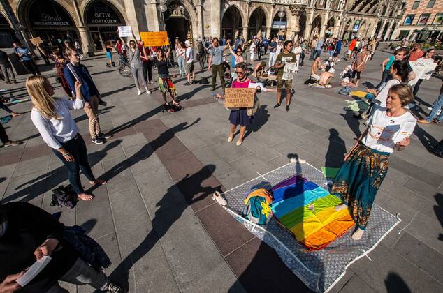 April 25, 2020, Munich, Bavaria, Germany: Organized in Telegram chats by conspiratorial â€oeQuerfront†(cross-front) groups, the city of Munich, Germany saw numerous anti-state â€oeCorona Parties†as under mottos such as â€oeDemonstration fuer die Erhaltung der Grundrechte†(Demonstration for the Upholding of Basic Rights) and â€oeFuer unsere Freiheit, unsere Grundrechte und unsere Selbstbestimmung†(Demonstration for our Freedom, Basic Rights, and Self-Determination). Numerous right-extremists, Verfassungsschutz-monitored figures, QAnon fans, and AfD politicians were in attendance. The groups are of the belief that the anti-Coronavirus measures are power-grabs. Querfront groups are often a mix of political outliers, AfD members, right-extremists and neonazis, conspiracy theorists, Reichsbuerger (s - ZUMAb160 20200425_zbp_b160_070 Copyright: xSachellexBabbarx