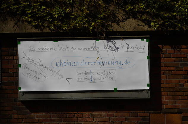 Lockdown beenden sofort! - Demonstration auf dem Südermarkt von Flensburg Die Kommunikationsstelle Demokratischer Widerstand veranstaltet eine Demonstration am 25.04.2020 in Flensburg auf dem Südermarkt, Innenstadt; hier: Transparent an der Wand der Plattform am Südermarkt